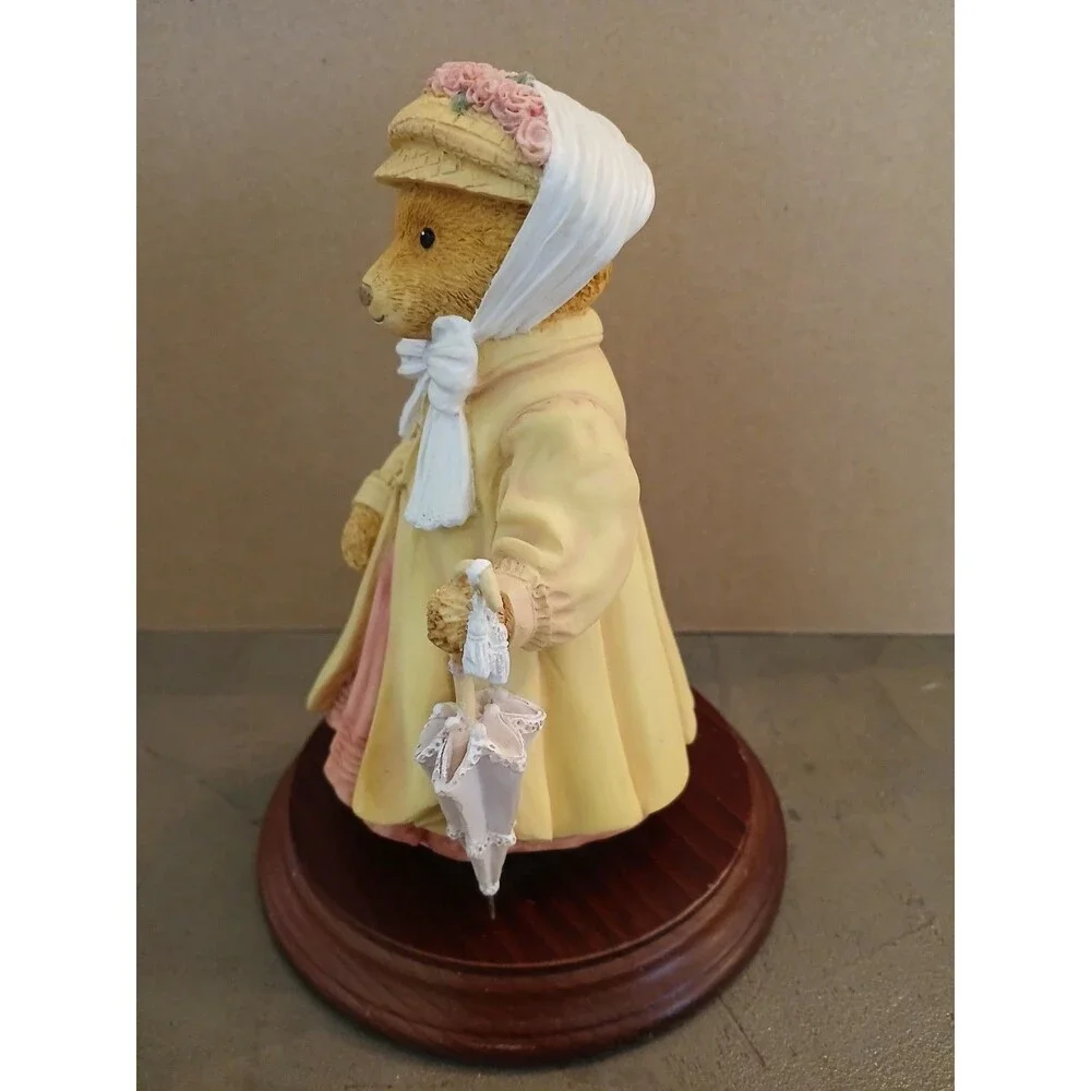 Upstairs Downstairs Bears Female Holding Umbrella Figurine Shelf Decoration